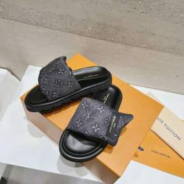 Picture of Louis Vuitton Slippers _SKULVsz35-40mnf0404574